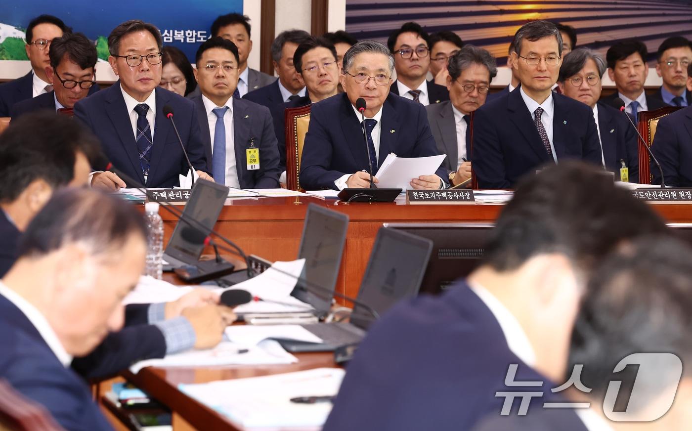 본문 이미지 - 이한준 한국토지주택공사(LH) 사장이 서울 여의도 국회 국토교통위원회에서 열린 한국토지주택공사 등에 대한 국정감사에서 질의에 답변하고 있다. 2024.10.10/뉴스1 ⓒ News1 김민지 기자