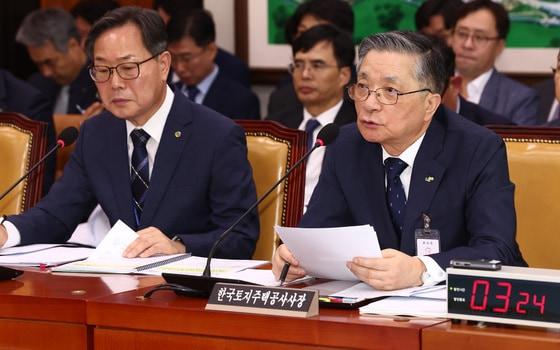 본문 이미지 - 이한준 한국토지주택공사(LH) 사장(오른쪽)이 10일 오전 서울 여의도 국회 국토교통위원회에서 열린 한국토지주택공사 등에 대한 국정감사에서 질의에 답변하고 있다. 2024.10.10/뉴스1 ⓒ News1 김민지 기자