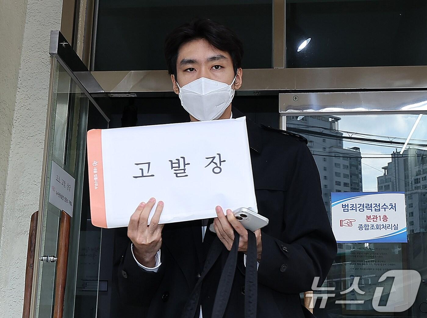 본문 이미지 - 그룹 뉴진스를 지지하는 팬들의 모임인 팀 버니즈의 법률대리인 오재혁 변호사가 10일 서울 용산경찰서에 도착해 김주영 어도어 대표이사 등에 대한 고발장을 접수하기 위해 민원실로 향하고 있다.  2024.10.10/뉴스1 ⓒ News1 김진환 기자