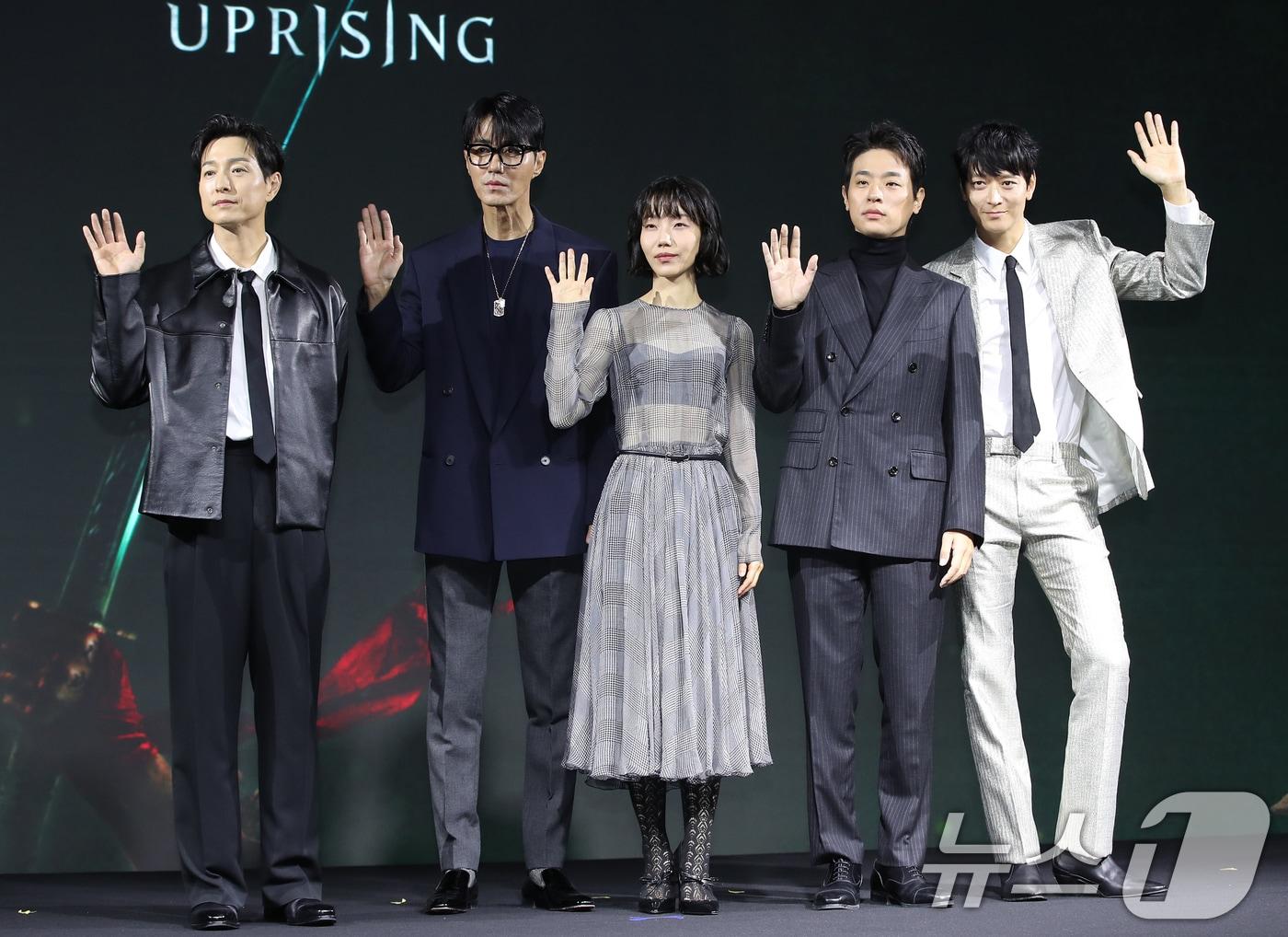 본문 이미지 - 배우 정성일과 차승원(왼쪽부터), 김신록, 박정민, 강동원이 10일 서울 종로구 JW 메리어트 동대문 스퀘어에서 진행된 넷플릭스 영화 '전,란'(감독 김상만) 제작보고회에 참석해 포즈를 취하고 있다. ‘전,란’은 왜란이 일어난 혼란의 시대에 함께 자란 조선 최고 무신 집안의 아들 종려(박정민 분)와 그의 몸종 천영(강동원 분)이 선조(차승원 분)의 최측근 무관과 의병으로 적이 되어 다시 만나는 이야기를 그린 작품이다. 2024.10.10/뉴스1 ⓒ News1 권현진 기자