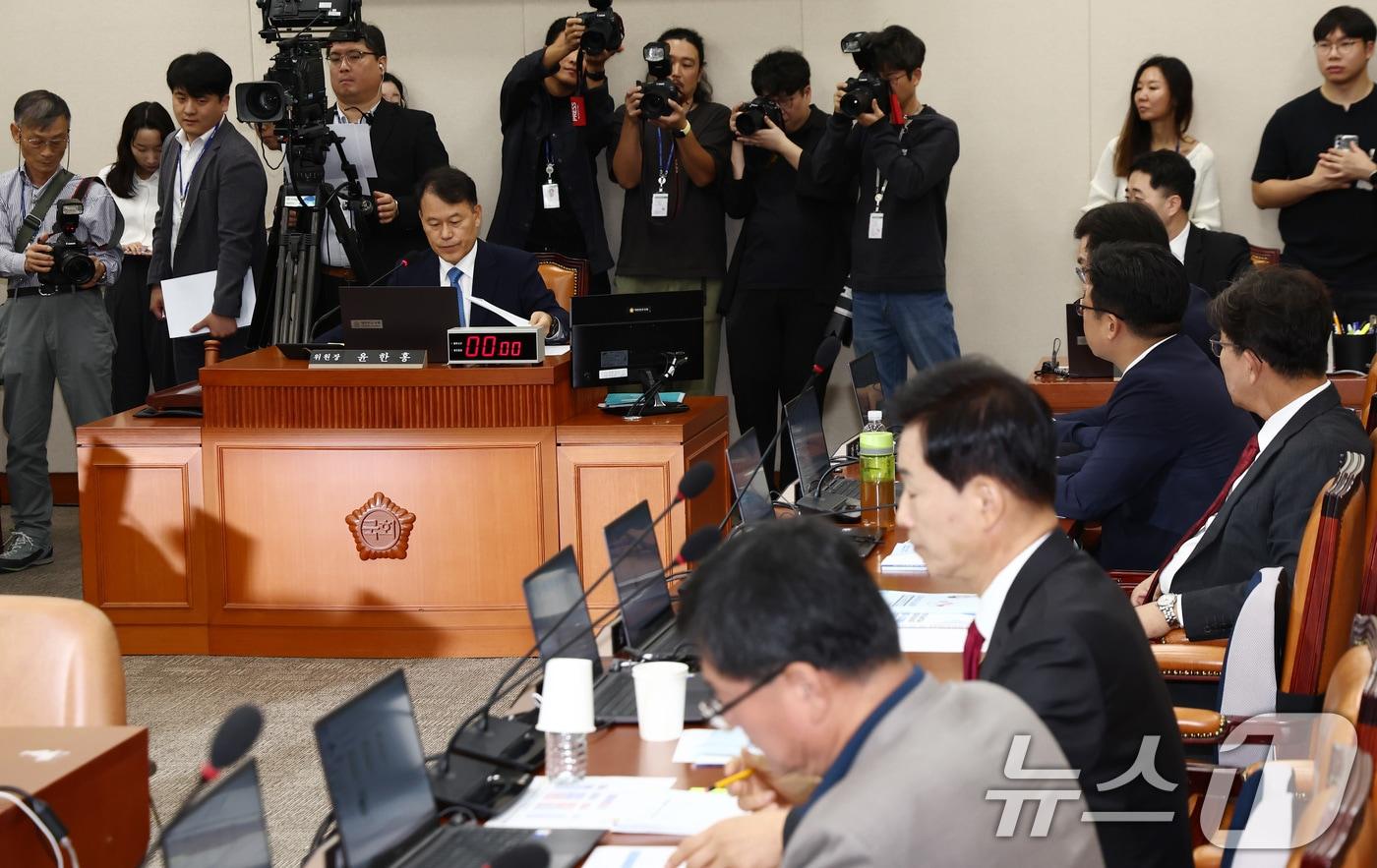 본문 이미지 - 윤한홍 정무위원장이 10일 오전 서울 여의도 국회 정무위원회에서 열린 금융위원회·한국산업은행·중소기업은행에 대한 국정감사에서 의사봉을 두드리고 있다. 2024.10.10/뉴스1 ⓒ News1 김민지 기자