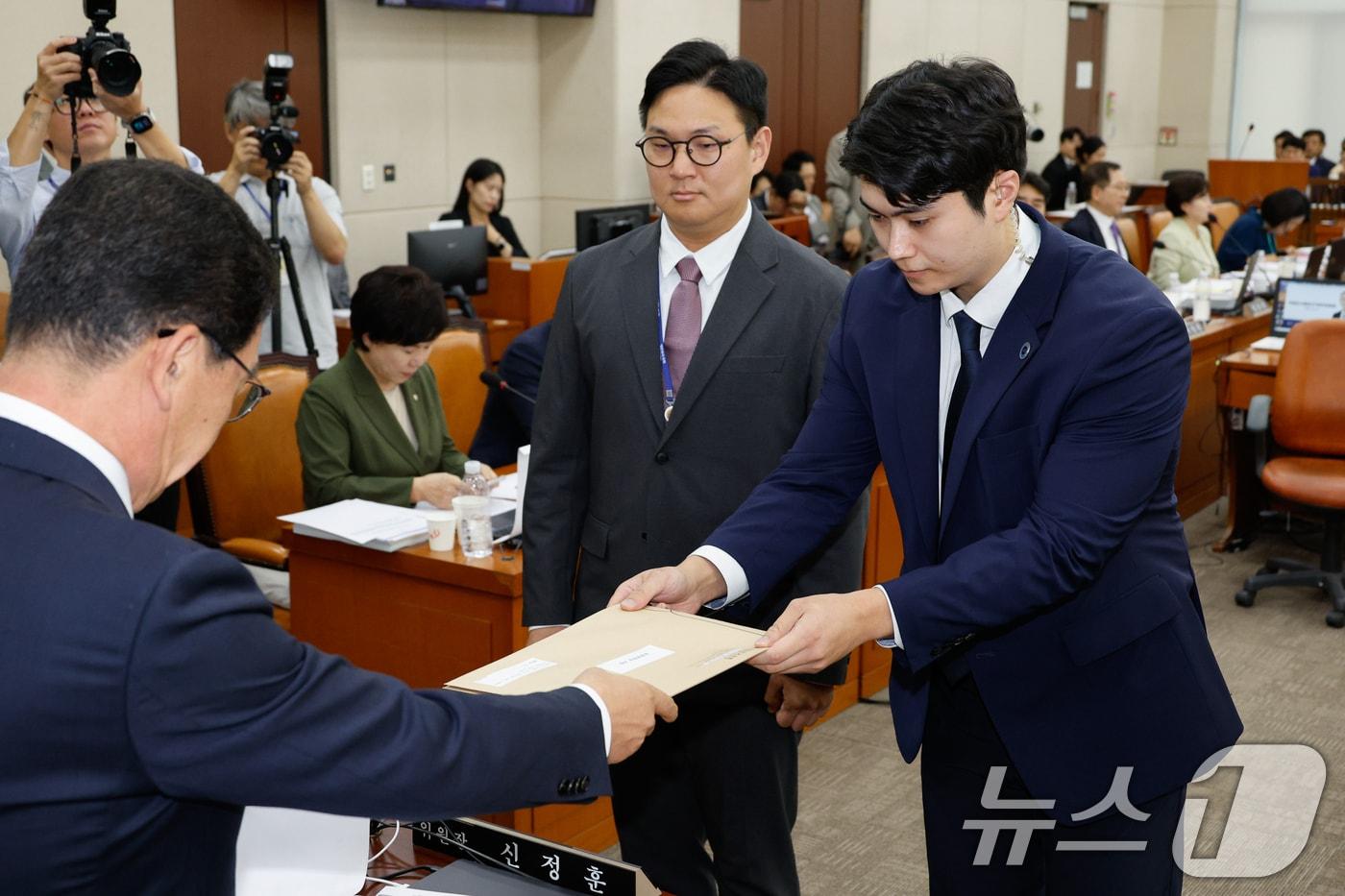 본문 이미지 - 신정훈 국회 행정안전위원회 위원장이 10일 오전 서울 여의도 국회 행안위에서 열린 중앙선거관리위원회·진실·화해를위한과거사정리위원회·소방청·한국소방산업기술원 국정감사에서 증인 불출석한 명태균 씨와 김영선 전 국민의힘 의원에 대해 동행명령장을 발부, 경위에게 전달하고 있다. 2024.10.10/뉴스1 ⓒ News1 안은나 기자