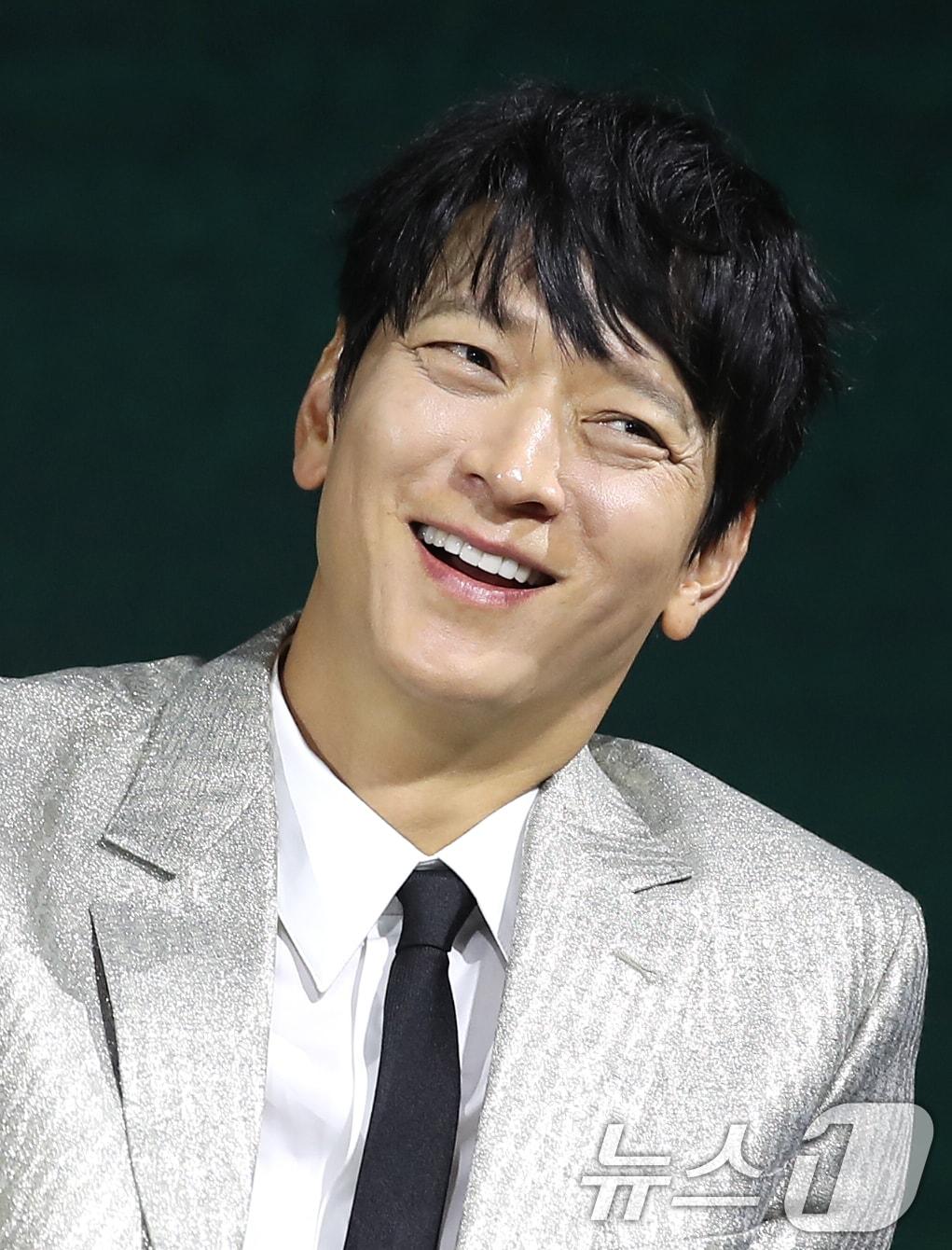 본문 이미지 - 배우 강동원이 10일 서울 종로구 JW 메리어트 동대문 스퀘어에서 진행된 넷플릭스 영화 '전,란'(감독 김상만) 제작보고회에 참석해 미소를 짓고 있다. ‘전,란’은 왜란이 일어난 혼란의 시대에 함께 자란 조선 최고 무신 집안의 아들 종려(박정민 분)와 그의 몸종 천영(강동원 분)이 선조(차승원 분)의 최측근 무관과 의병으로 적이 되어 다시 만나는 이야기를 그린 작품이다. 2024.10.10/뉴스1 ⓒ News1 권현진 기자