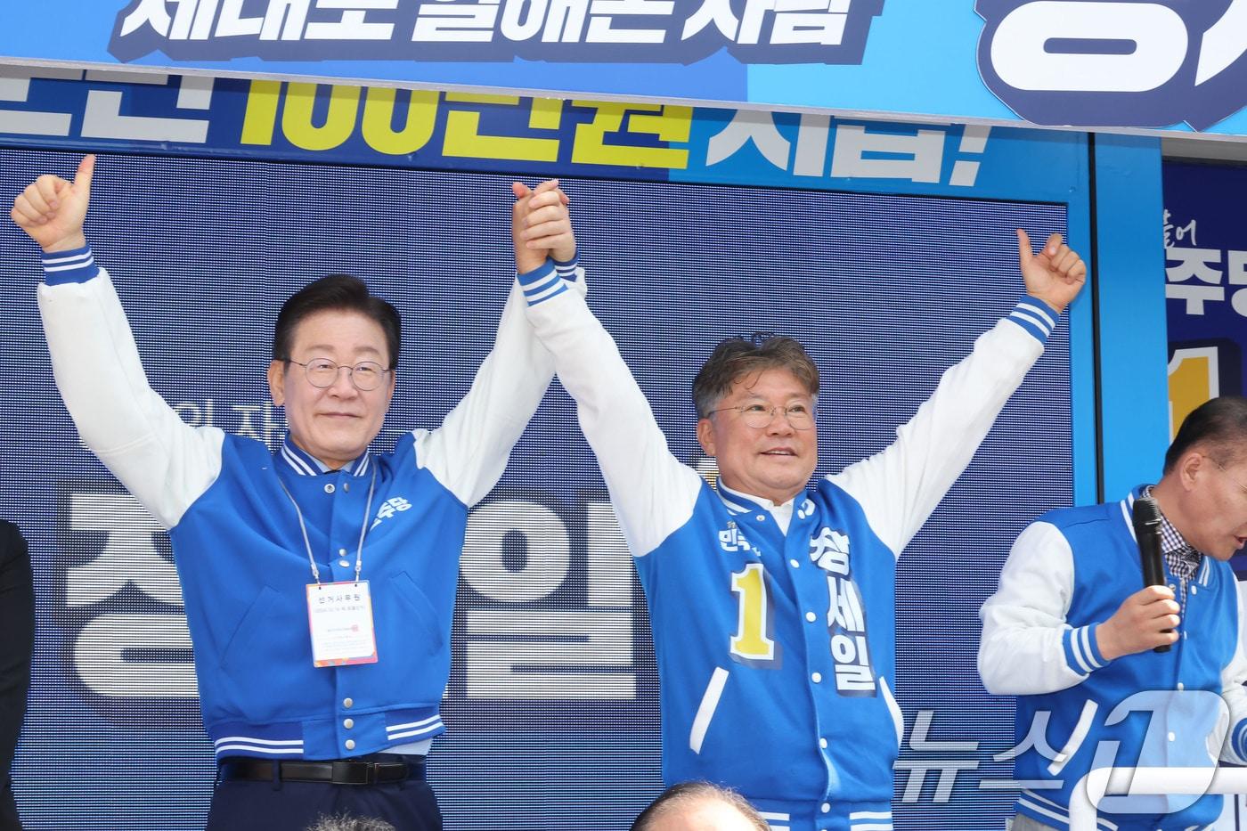 본문 이미지 - '10·16 전남 영광군수 재선거' 지원에 나선 이재명 더불어민주당 대표가 10일 전남 영광군청 사거리에서 장세일 후보 지지를 호소하고 있다. 2024.10.10 ⓒ 뉴스1 김태성 기자