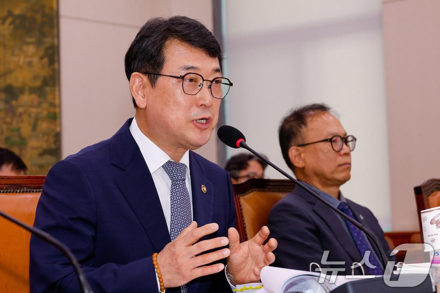 본문 이미지 - 최응천 국가유산청장이 10일 서울 여의도 국회 문화체육관광위원회에서 열린 국가유산청 등 국정감사에서 김재원 조국혁신당 의원 질의에 답하고 있다. 2024.10.10/뉴스1 ⓒ News1 안은나 기자