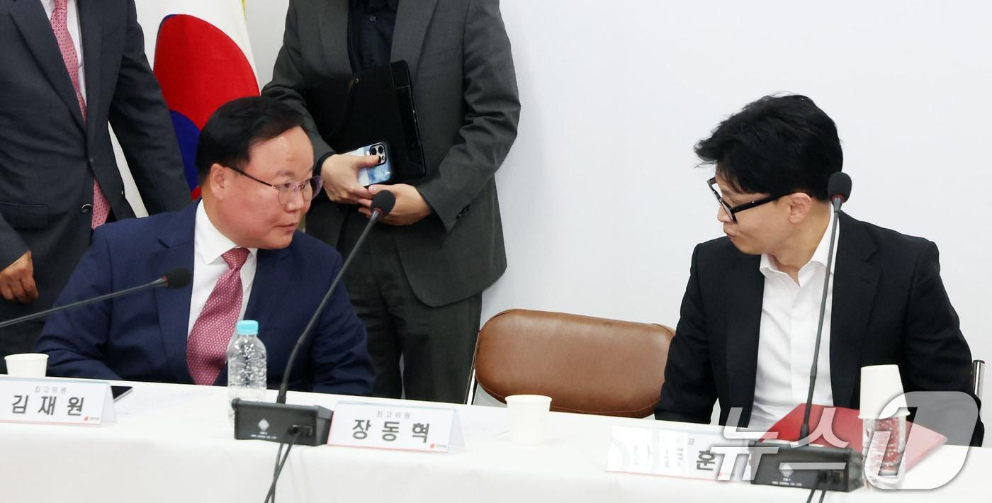 본문 이미지 - 2024년 10월 10일 당시 한동훈 국민의힘 대표와 김재원 최고위원이 인천시 강화군 강화문화원에서 열린 현장최고위원회에서 대화를 하고 있는 모습. 2024.10.10 ⓒ 뉴스1 김명섭 기자
