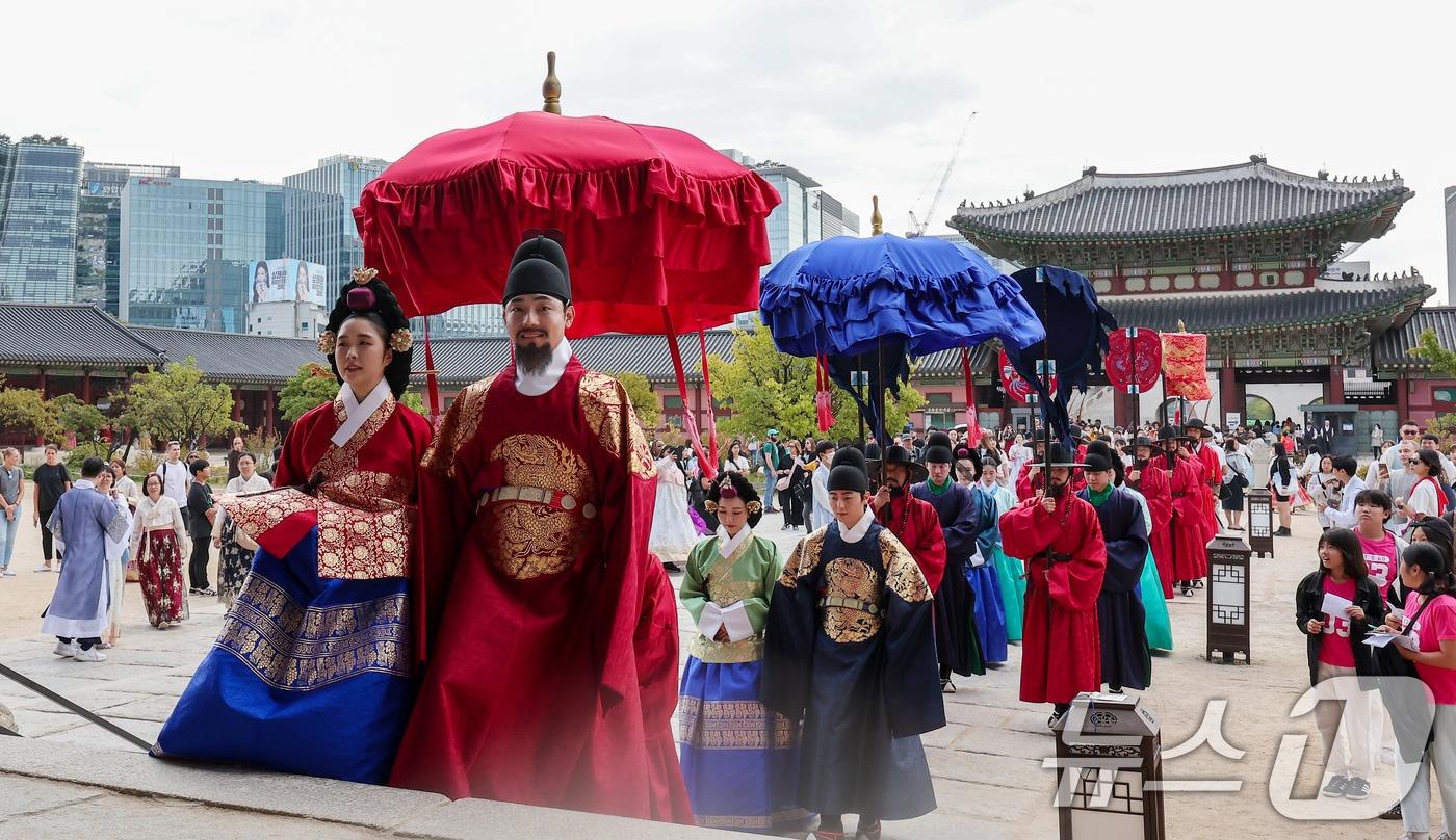 본문 이미지 - 2024년 경복궁에서 열린 가을 궁중문화축전서 '왕가의 산책' 모습.ⓒ 뉴스1 김성진 기자