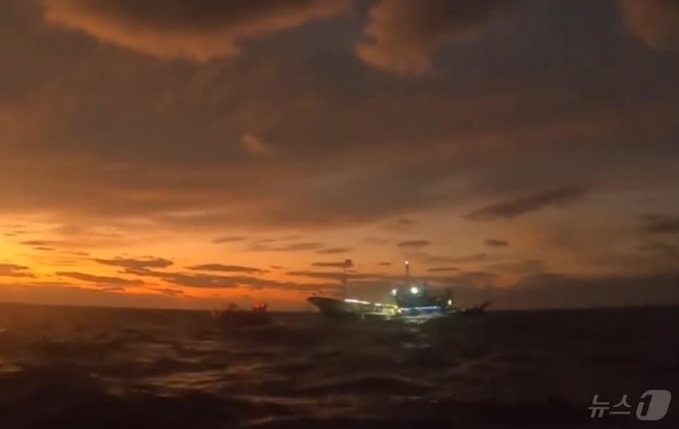 본문 이미지 - 지난 9일 오전 5시55분 쯤 마라도 남서쪽 151㎞ 인근 해상에서 불법 조업 중이던 중국어선 A호(98톤, 서안서적, 10명)가 제주해양경찰서에 의해 나포됐다.(제주해양경찰서 제공)2024.10.10/뉴스1