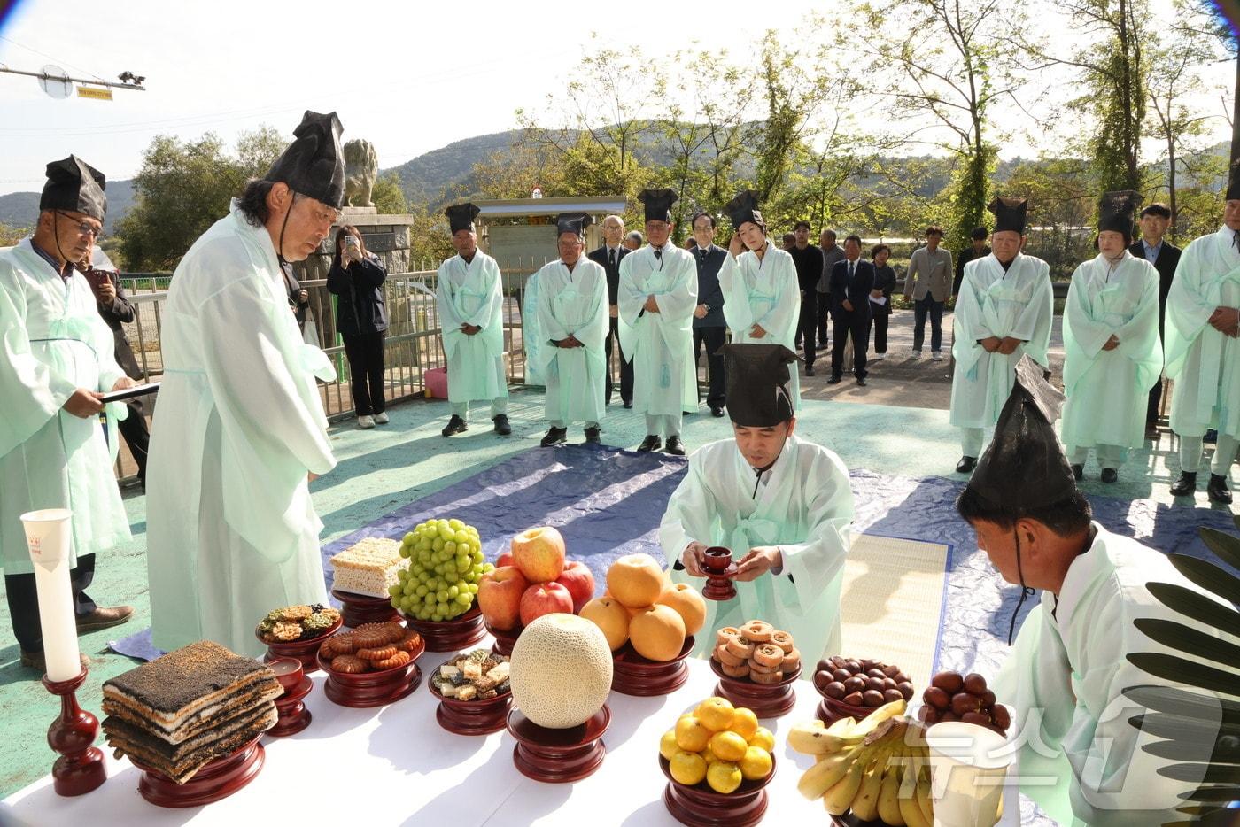 본문 이미지 - 10일 충북 보은군 내북면 이승칠 애국지사 공적비 앞에서 추모제가 열리고 있다. (보은군 제공)/뉴스1 