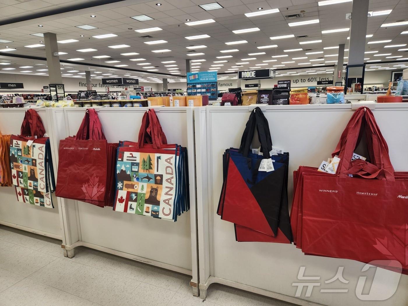 본문 이미지 - 캐나다 전역의 마트에서 비닐봉지를 퇴출하고 재사용 가방을 사용하고 있지만, 소비자들이 자주 재구매하는 습관으로 인해 재사용 가방이 오히려 쓰레기로 전락하고 있으며, 이는 환경 보전에 부정적인 영향을 미치고 있다. /2024. 10.08/ⓒ 뉴스1 김남희 통신원