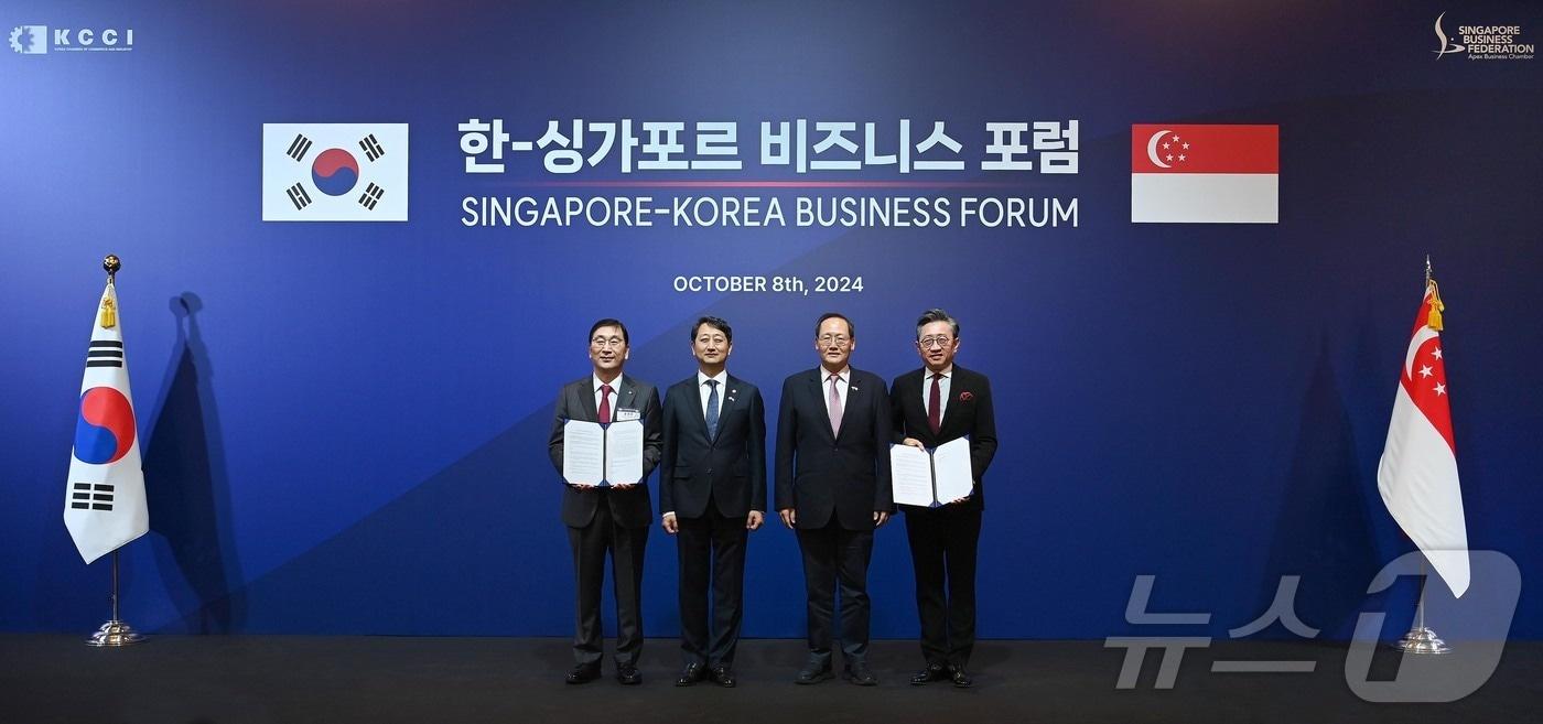 본문 이미지 - 왼쪽부터 윤영준 현대건설 사장, 안덕근 산업통상자원부 장관, 탄시렝 싱가포르 통상산업부 제2장관, 션 치아오 서바나 주롱 사장.(현대건설 제공)
