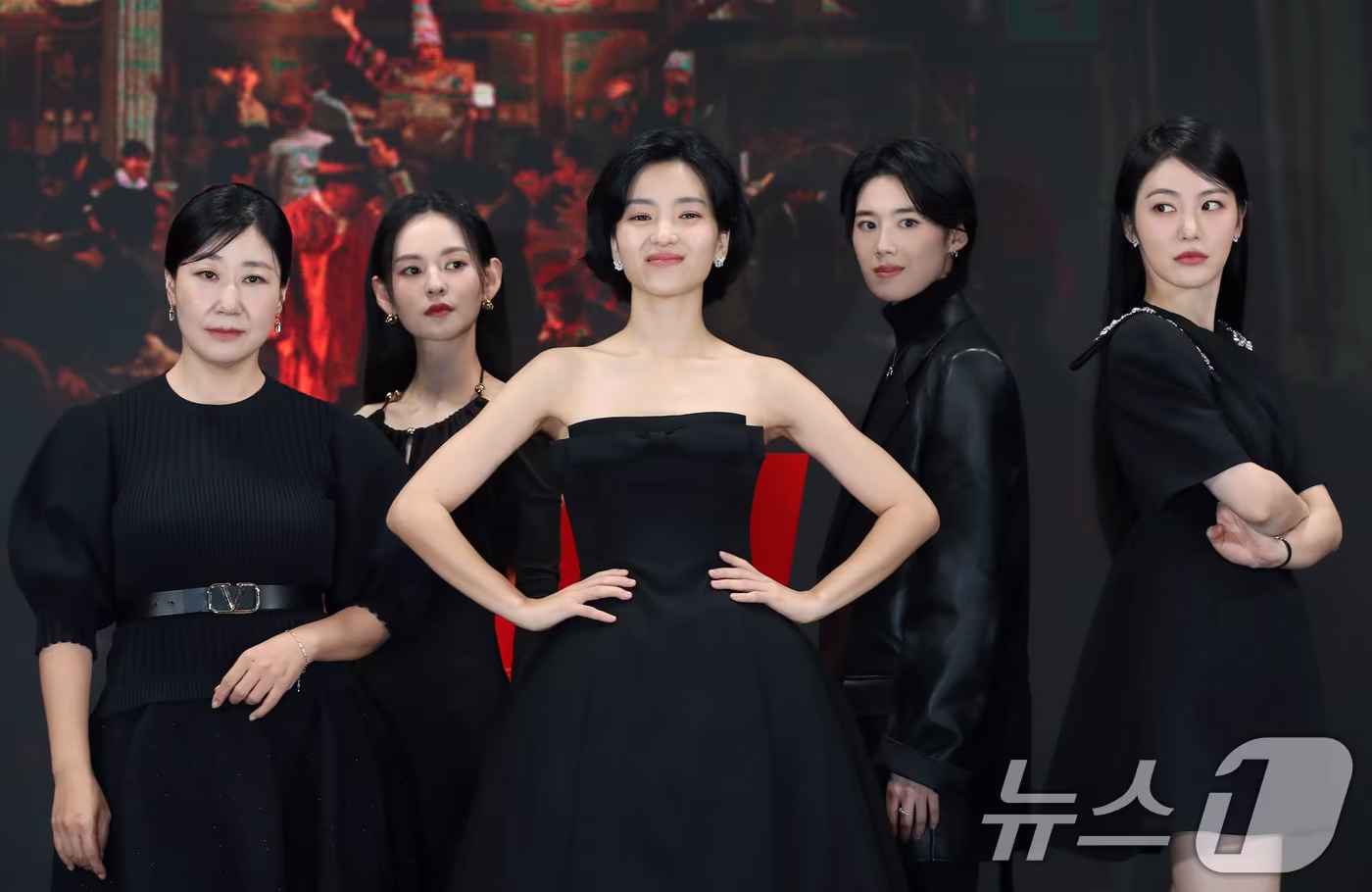 배우 라미란&#40;왼쪽부터&#41;과 김윤혜, 김태리, 정은채, 신예은이 지난해 10월 10일 서울 영등포구 콘래드 서울 호텔에서 열린 tvN 새 토일드라마 &#39;정년이&#39; 제작발표회에서 포즈를 취하고 있다. 2024.10.10/뉴스1 ⓒ News1 권현진 기자