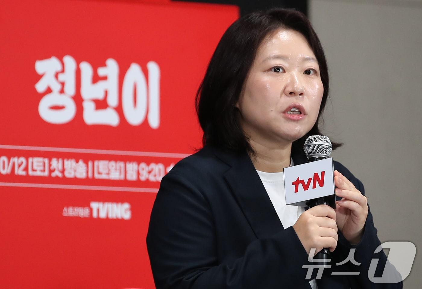 정지인 감독이 10일 서울 영등포구 콘래드 서울 호텔에서 열린 tvN 새 토일드라마 '정년이' 제작발표회에서 고 있다. '정년이'는 1950년대 한국전쟁 후 최고의 국극 배우에 도전하는 '타고난 소리 천재' 정년이(김태리 분)를 둘러싼 경쟁과 연대, 그리고 찬란한 성장기를 그리는 드라마다. 2024.10.10/뉴스1 ⓒ News1 권현진 기자