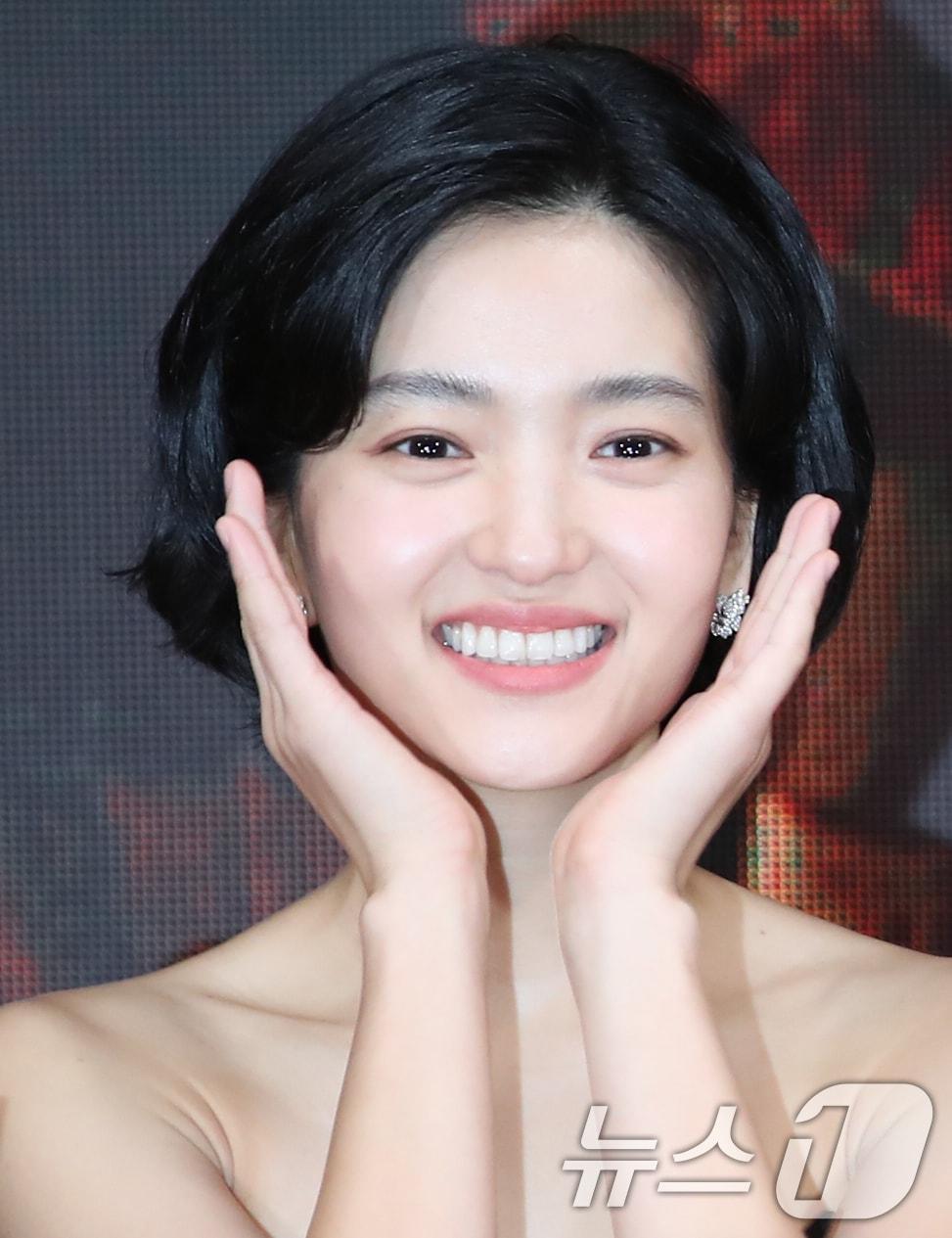 본문 이미지 - 배우 김태리가 10일 서울 영등포구 콘래드 서울 호텔에서 열린 tvN 새 토일드라마 &#39;정년이&#39; 제작발표회에서 포즈를 취하고 있다. &#39;정년이&#39;는 1950년대 한국전쟁 후 최고의 국극 배우에 도전하는 &#39;타고난 소리 천재&#39; 정년이&#40;김태리 분&#41;를 둘러싼 경쟁과 연대, 그리고 찬란한 성장기를 그리는 드라마다. 2024.10.10/뉴스1 ⓒ News1 권현진 기자