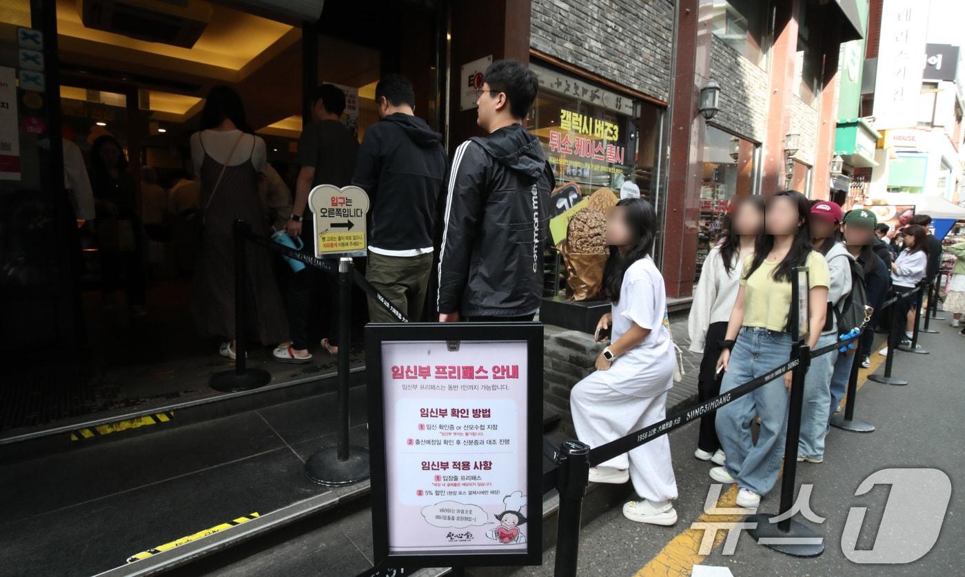 대전 중구 성심당 본점과 케익부띠끄 입구에 시민들이 케익을 사기 위해 대기하고 있는 모습. &#40;뉴스1 DB&#41; 2024.10.10/뉴스1 ⓒ News1 김기태 기자