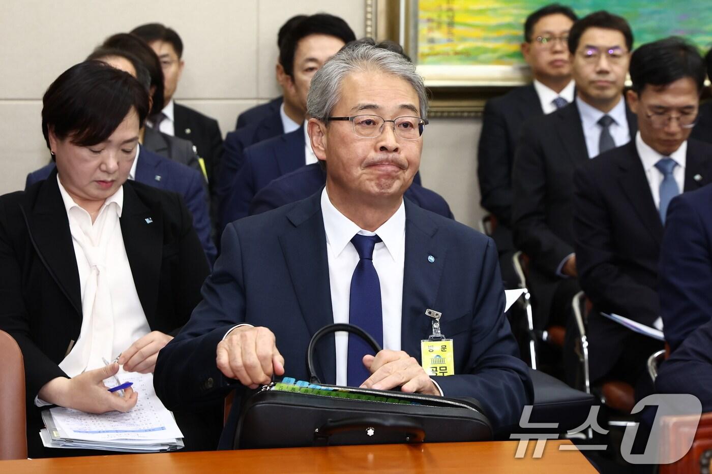 본문 이미지 - 임종룡 우리금융그룹 회장이 10일 오후 서울 여의도 국회 정무위원회에서 열린 금융위원회·한국산업은행·중소기업은행에 대한 국정감사에 출석하고 있다. 2024.10.10/뉴스1 ⓒ News1 김민지 기자