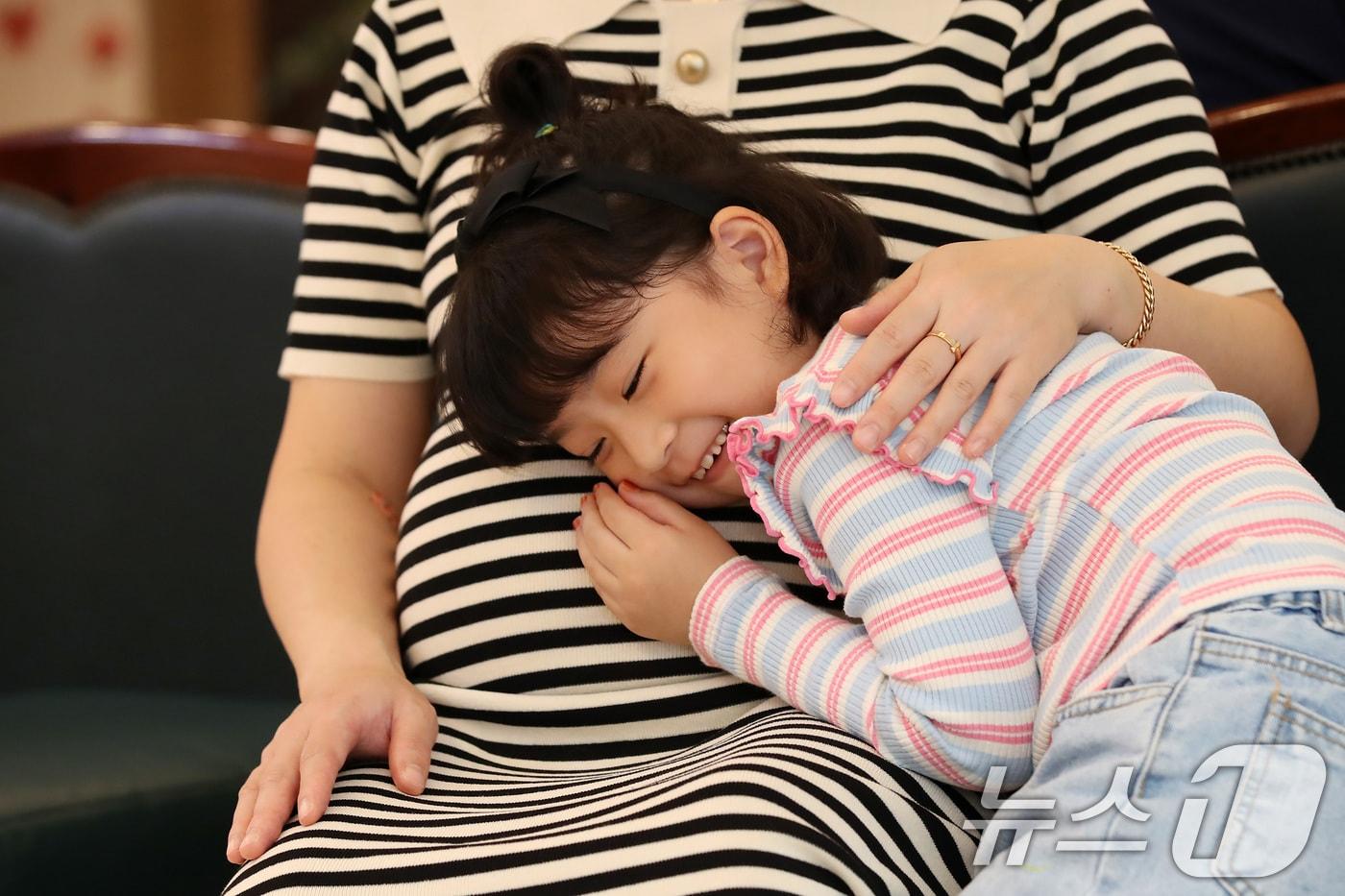 출산이 임박한 임산부와 그의 일곱 살 딸(사진은 기사 내용과 무관함) / 뉴스1 ⓒ News1