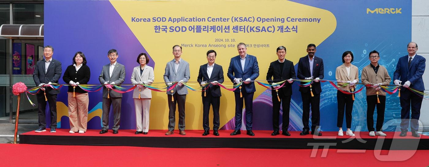 10일 오전 머크 안성공장에서 열린 머크 안성공장 반도체 소재 연구소 개소식에서 김동연 도지사, 카이 베크만 머크CEO, 관계자들이 커팅식을 하고 있다.(경기도 제공)