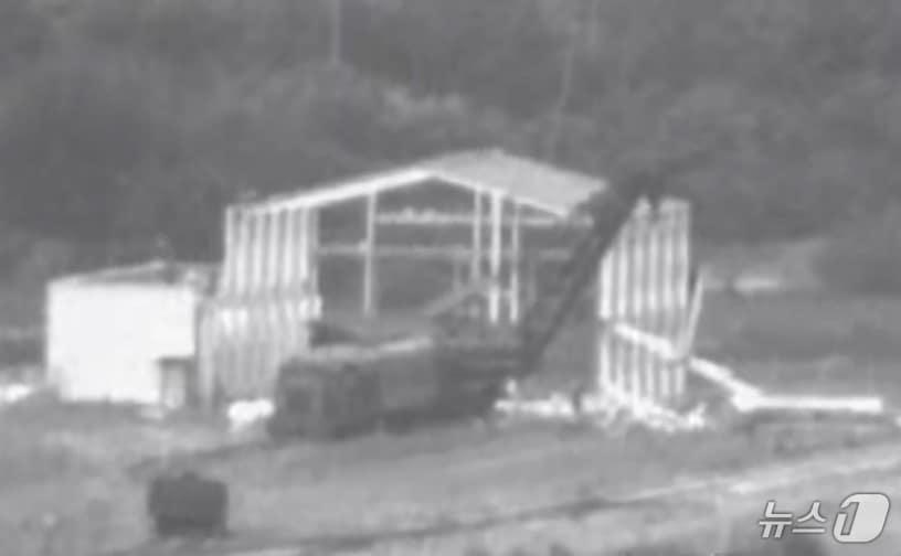 본문 이미지 - 합동참모본부는 10일 국회 국방위원회 국정감사에서 북한이 남북 단절 조치를 하는 사진을 공개했다.  &#40;합동참모본부 제공&#41; 2024.10.10/뉴스1