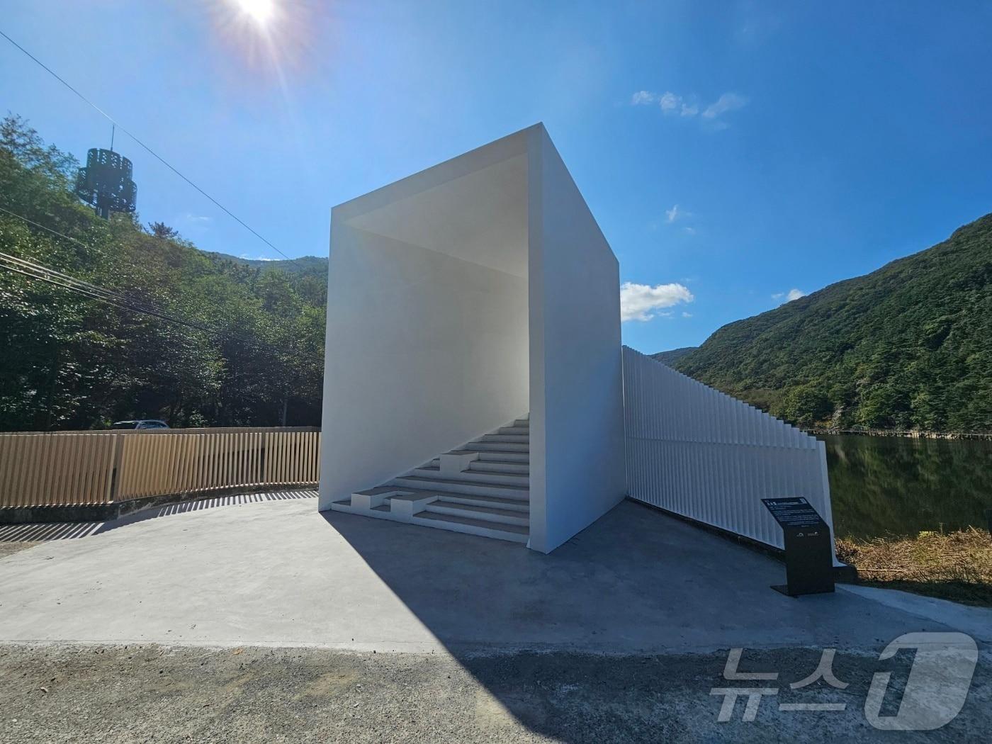 본문 이미지 - 대구 수성구 내관지에 조성된 파빌리온.(대구 수성구 제공)