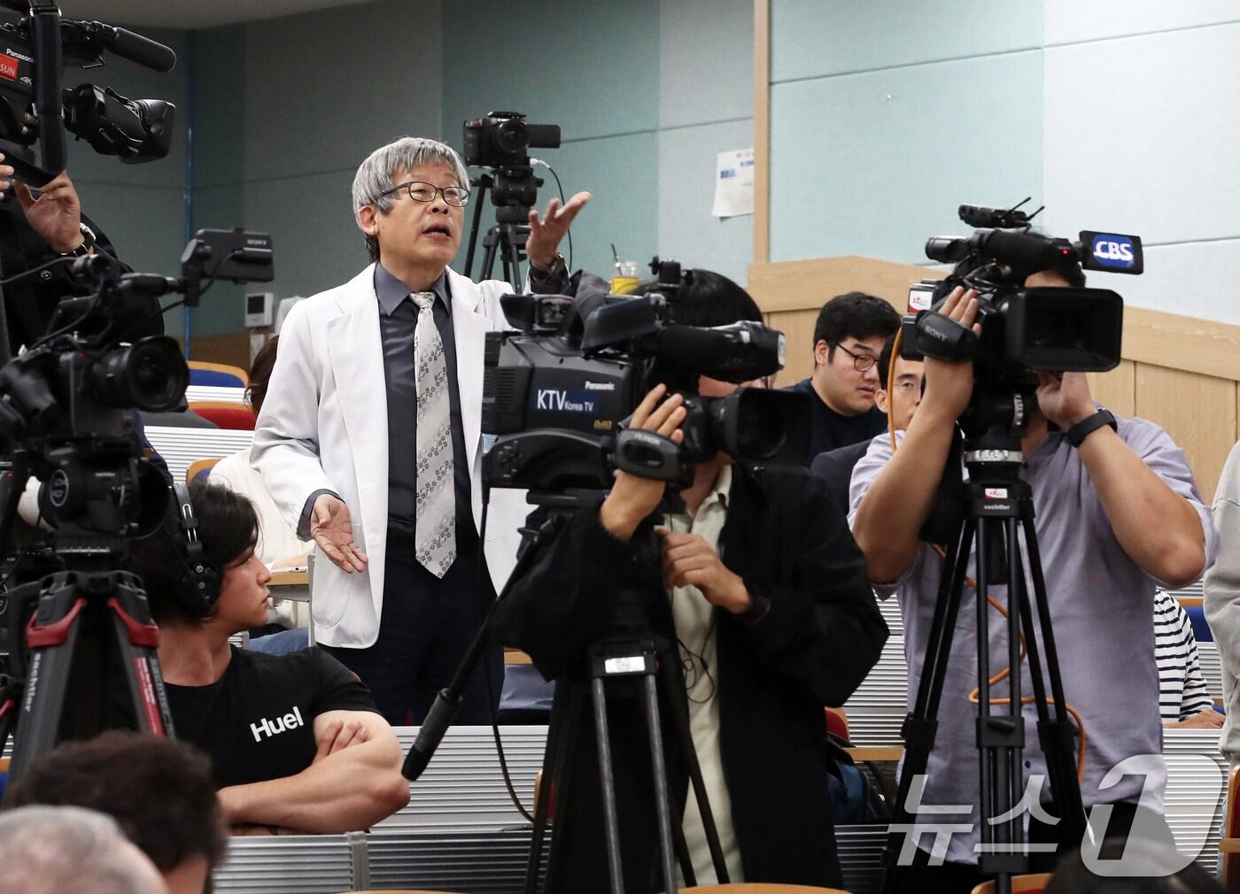 본문 이미지 - 10일 서울 종로구 서울대학교 의과대학 융합관에서 열린 서울의대 교수 비대위·보건복지부 주최 ‘의료개혁, 어디로 가는가‘ 토론회에서 한 의료진이 장상윤 대통령실 사회수석을 비롯한 정부측 패널들에게 항의하고 있다. 2024.10.10/뉴스1 ⓒ News1 오대일 기자
