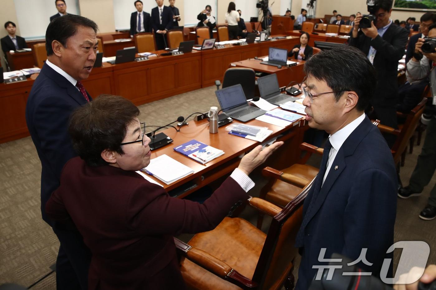 10일 오후 서울 여의도 국회에서 열린 환경노동위원회의 고용노동부에 대한 국정감사에서 김문수 장관의 '역사관'을 이유로 안호영 위원장이 김 장관의 퇴장을 요청, 이에 임이자 의원이 항의하며 정회되자 박홍배 더불어민주당 의원과 언쟁을 벌이고 있다. 2024.10.10/뉴스1 ⓒ News1 이광호 기자