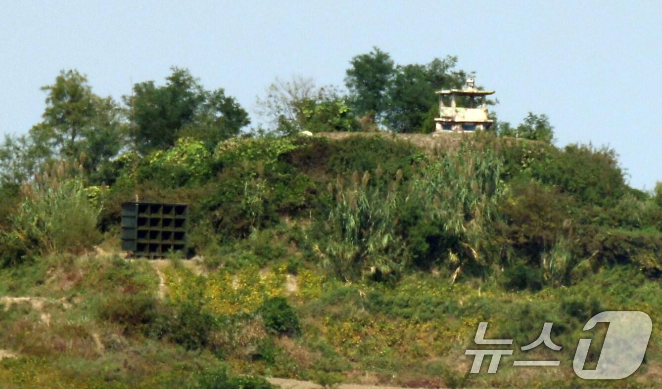 본문 이미지 - 인천시 강화군 교동도에서 바라본 북한 지역 확성기/ 뉴스1 ⓒ News1
