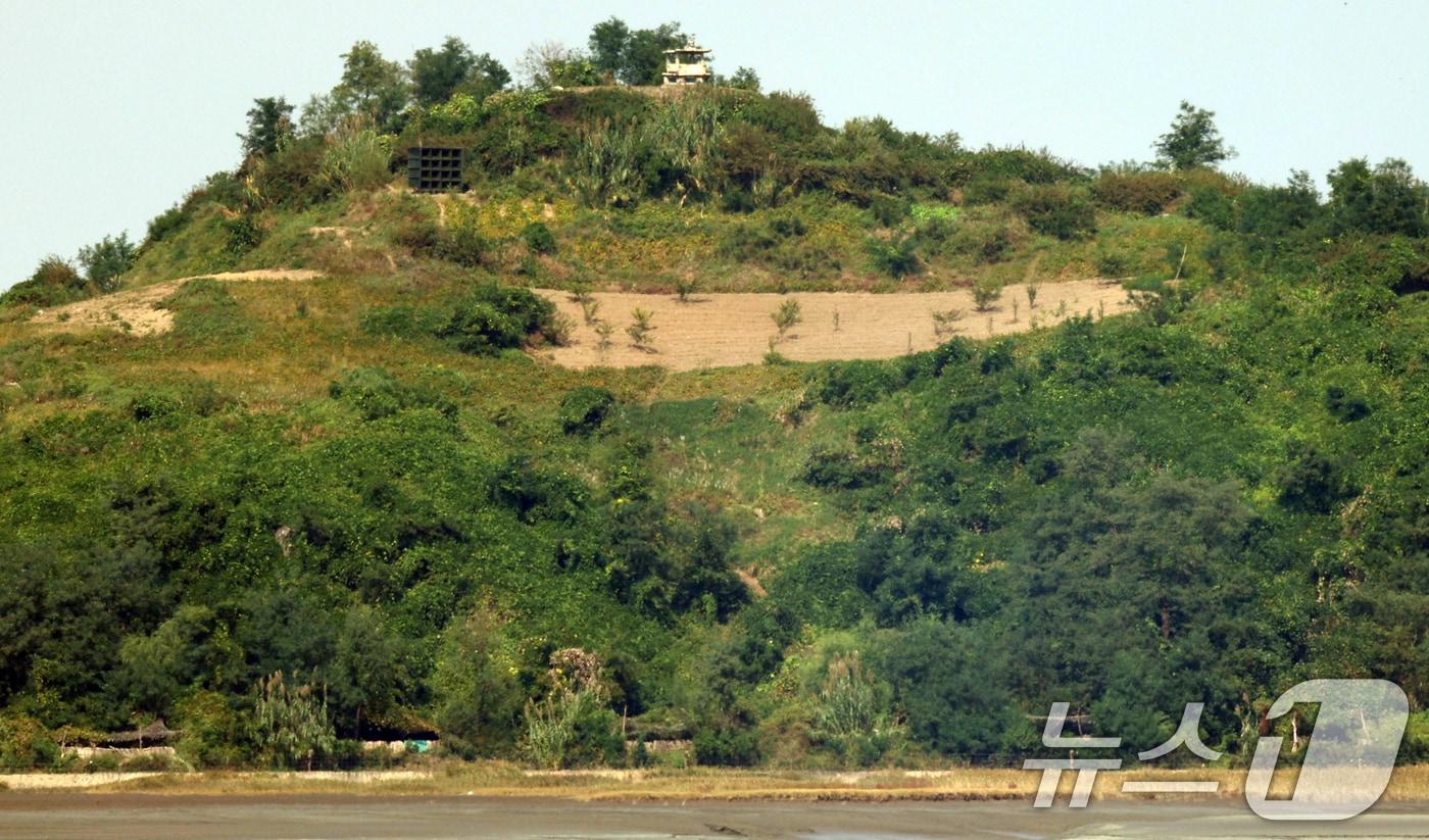   인천시 강화군 교동도에서 바라본 북한 지역 확성기에서 소음이 송출되고 있다. /뉴스1 ⓒ News1 김명섭 기자