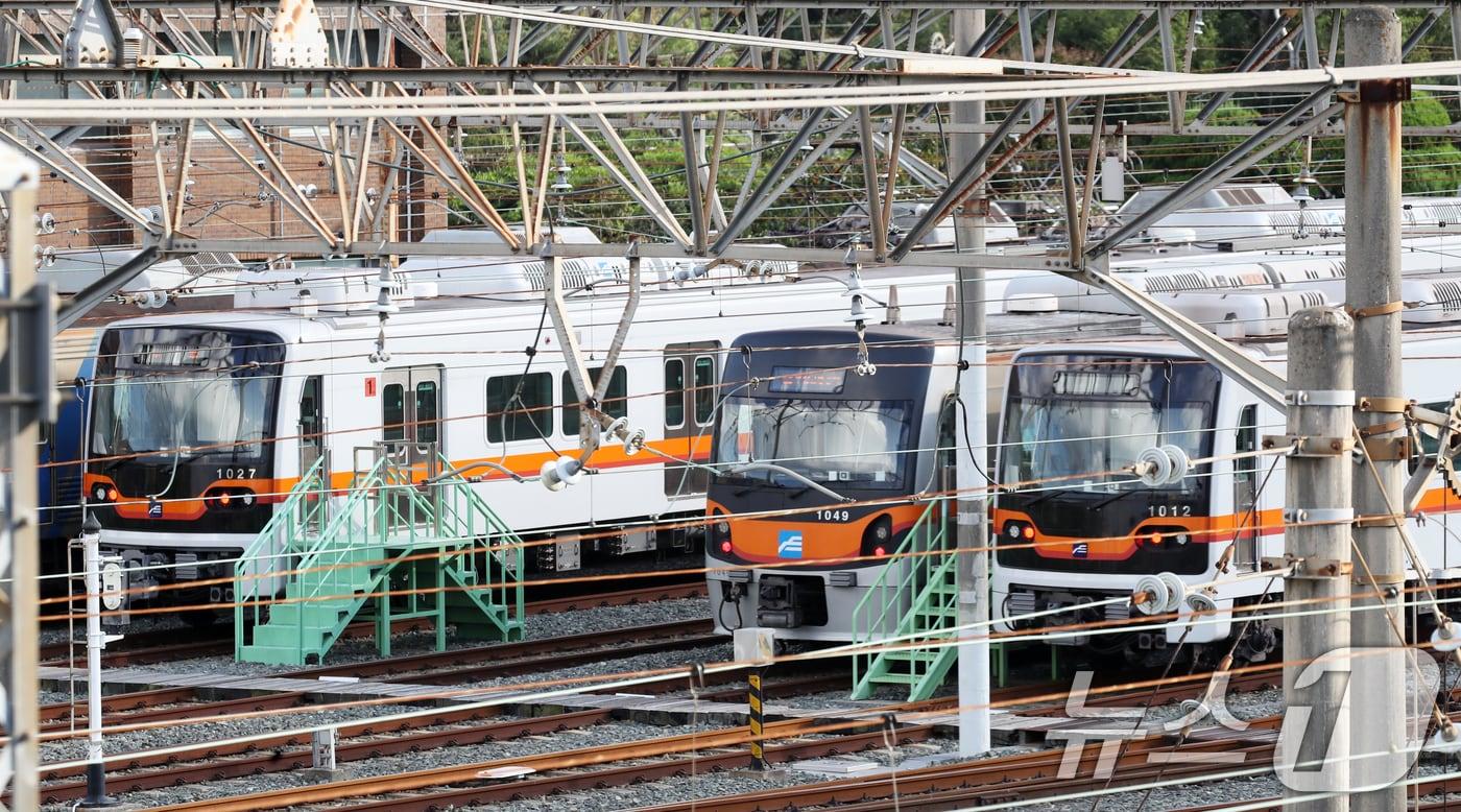 부산 금정구 부산교통공사 노포차량기지에 열차가 오가고 있다.  2024.10.10/뉴스1 ⓒ News1 윤일지 기자