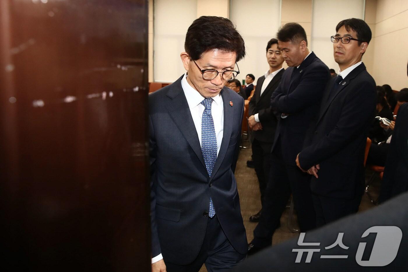 본문 이미지 - 김문수 고용노동부장관이 지난 10일 오후 서울 여의도 국회에서 열린 환경노동위원회의 고용노동부에 대한 국정감사장을 나오고 있다. 2024.10.10/뉴스1 ⓒ News1 이광호 기자