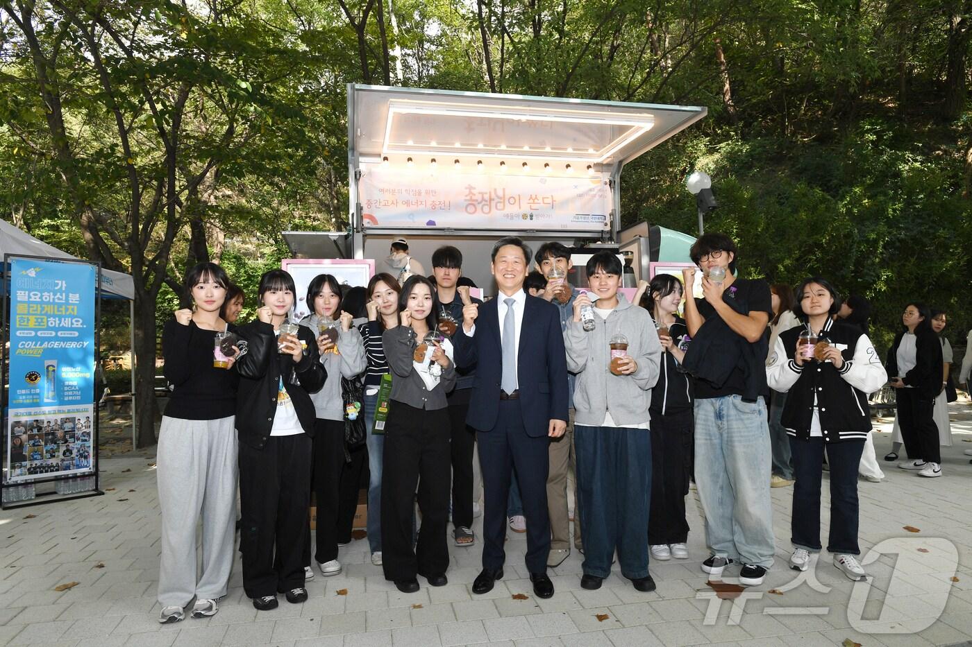 정승렬 국민대 총장이 개교 78주년 기념 'KMU 프라이드 위크(PRIDE WEEK)' 주간 행사의 하나로 8일 학생들에게 커피와 다과, 콜라겐 에너지음료를 전달하는 이벤트를 진행했다. (국민대 제공)