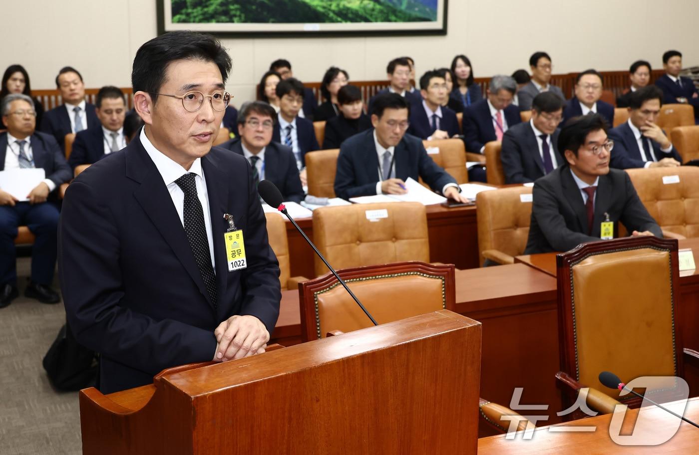 본문 이미지 - 홍용준 쿠팡CLS 대표이사가 10일 오후 서울 여의도 국회에서 열린 환경노동위원회의 고용노동부에 대한 국정감사에서 의원 질의에 답변하고 있다. 오른쪽은 정종철 쿠팡풀필먼트서비스 대표이사. 2024.10.10/뉴스1 ⓒ News1 김민지 기자