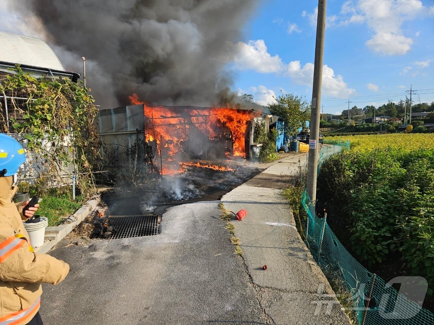 본문 이미지 - 10일 오후 4시2분쯤 충북 보은군 수한면 한 주택 창고에서 불이나 40여 분 만에 진화됐다.(보은소방서 제공)