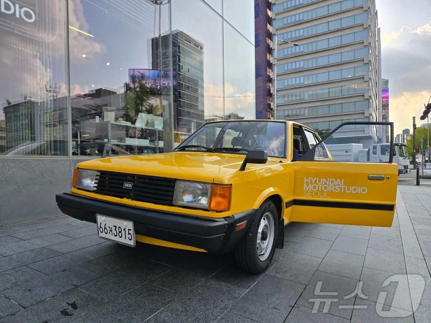 본문 이미지 - 10일 오후 서울 강남의 '현대모터스튜디오 서울' 앞에 시승용 포니2 차량이 전시된 모습. 2024.10.10/뉴스1 ⓒ News1 김성식 기자