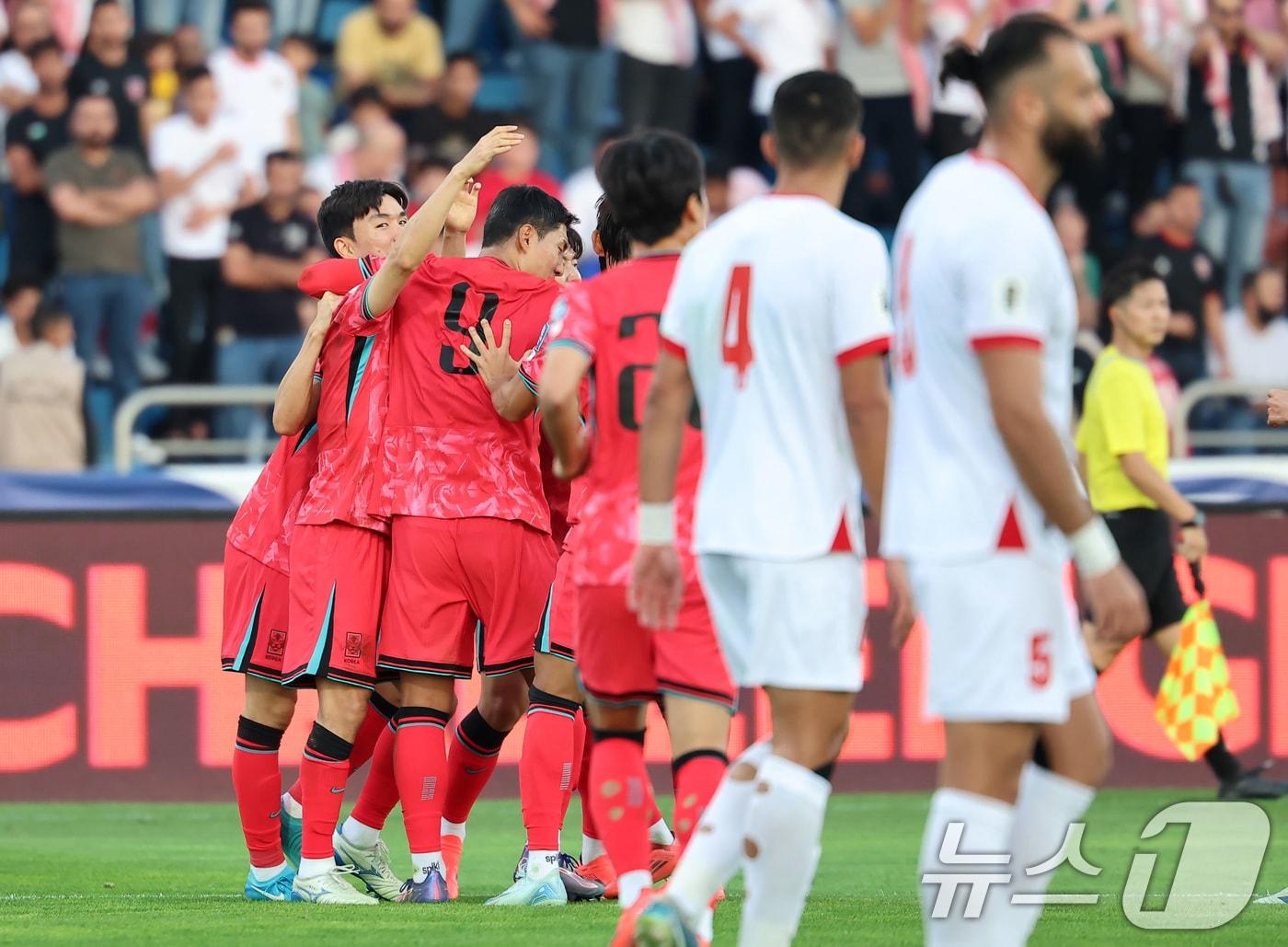 본문 이미지 - 10일(현지시간) 요르단 암만 국제경기장에서 열린 2026 국제축구연맹(FIFA) 북중미 월드컵 아시아 3차 예선 B조 3차전 대한민국과 요르단의 경기, 대한민국 이재성이 선제골을 넣은 후 동료 선수들과 기뻐하고 있다. 2024.10.10/뉴스1 ⓒ News1 김도우 기자