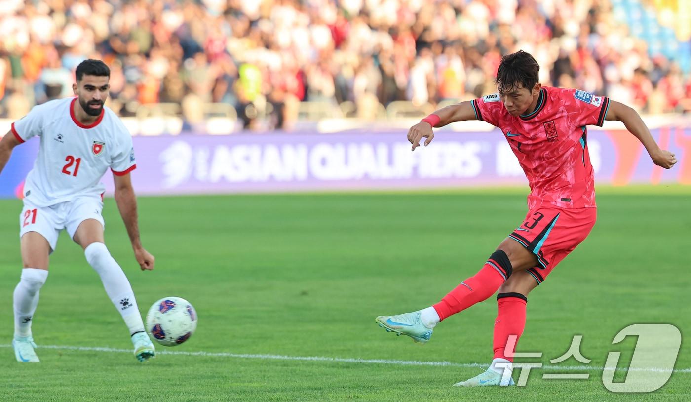 10일(현지시간) 요르단 암만 국제경기장에서 열린 2026 국제축구연맹(FIFA) 북중미 월드컵 아시아 3차 예선 B조 3차전 대한민국과 요르단의 경기, 대한민국 이명재가 슛을 시도하고 있다. 2024.10.10/뉴스1 ⓒ News1 김도우 기자