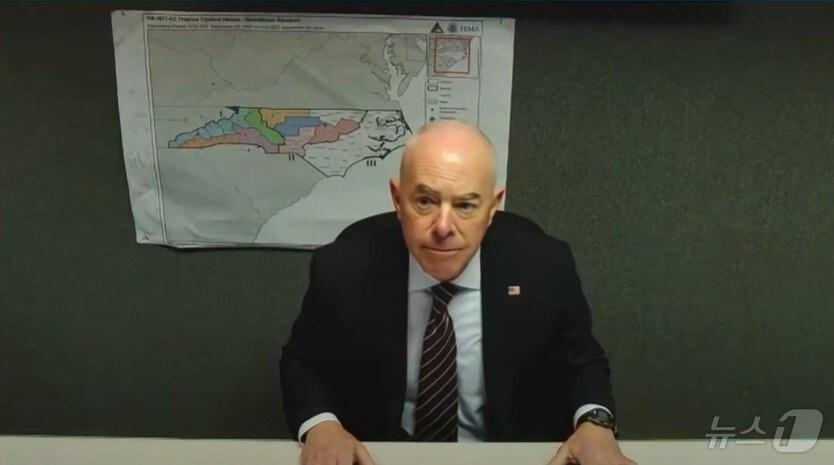 본문 이미지 - 알레한드로 마요르카스 미국 국토안보부 장관이 10일&#40;현지시간&#41; 플로리다주를 강타한 허리케인 밀턴&#40;milton&#41;의 피해상황에 대해 설명하고 있다. &lt;백악관 온라인 브리핑 캡처&gt;