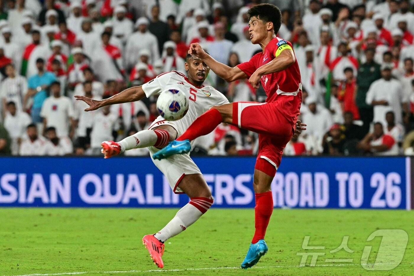 본문 이미지 - 북한이 11일(한국시간) UAE 알아인에서 열린 2026 FIFA 북중미 월드컵 아시아 3차 예선 A조 3차전에서 UAE와 1-1로 비겼다. ⓒ AFP=뉴스1