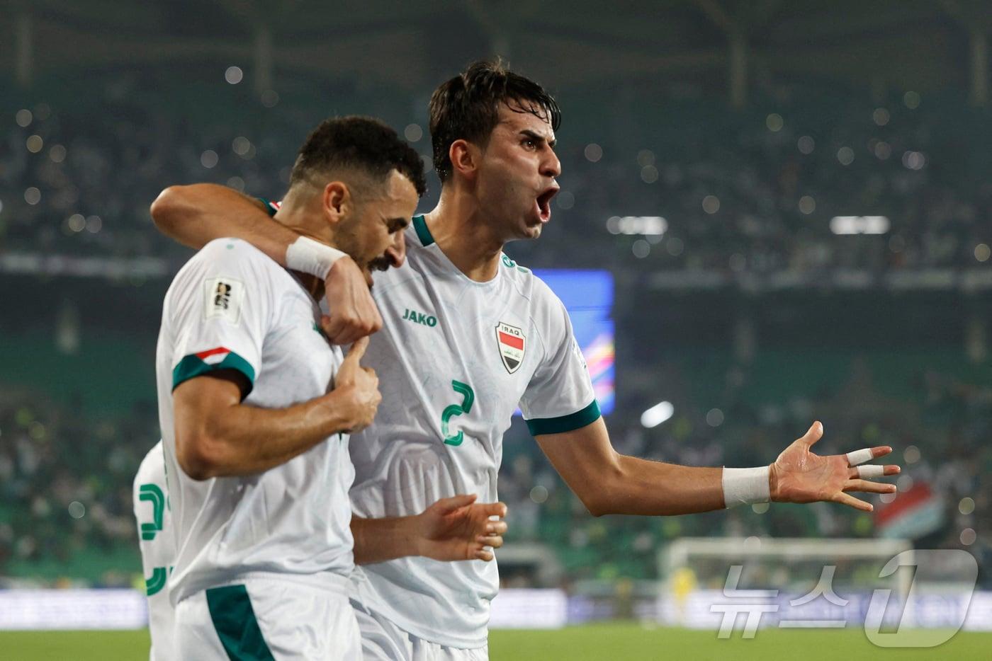 이라크 공격수 아이멘 후세인(왼쪽)이 11일(한국시간) 열린 팔레스타인과 2026 북중미 월드컵 아시아 3차 예선 B조 3차전에서 전반 31분 결승 골을 넣은 뒤 기뻐하고 있다. ⓒ 로이터=뉴스1