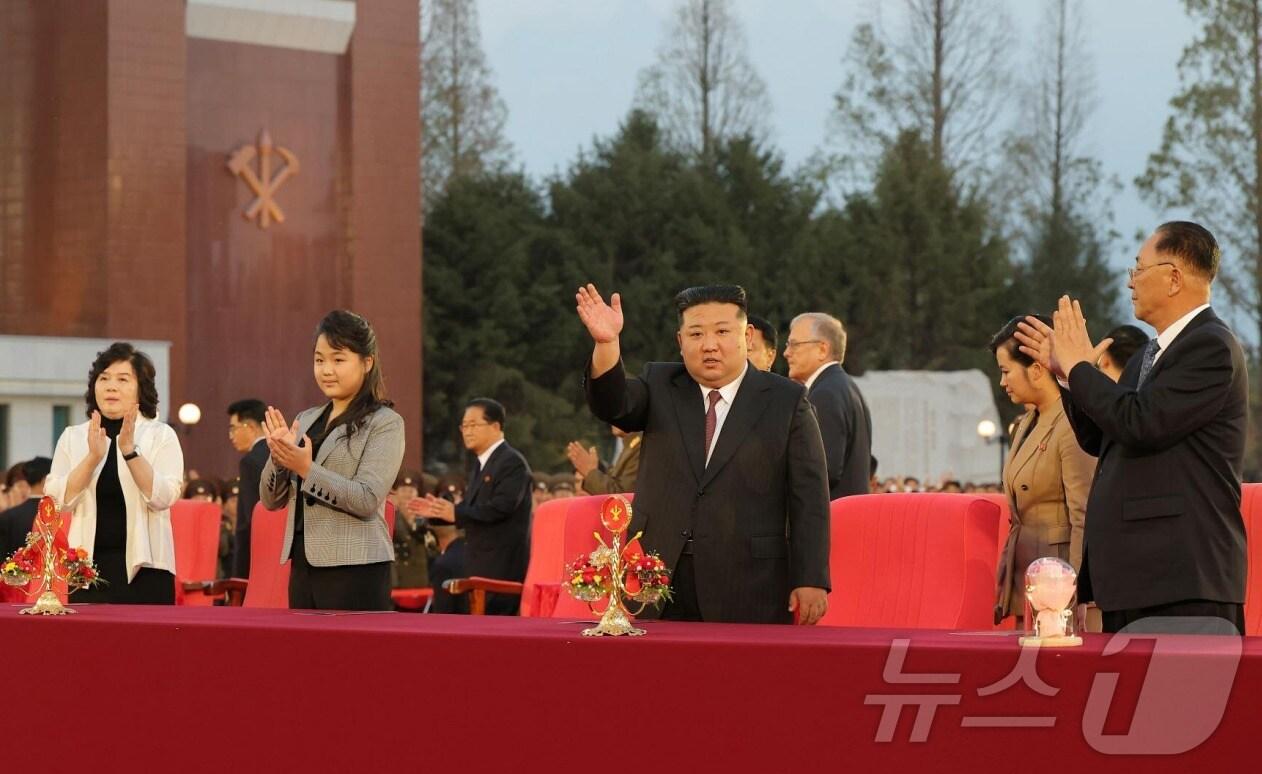 본문 이미지 - (평양 노동신문=뉴스1) = 북한 노동당 기관지 노동신문은 11일 "당 창건 79주년을 맞아 당 중앙간부학교에서 경축공연이 진행됐다"라고 보도했다. [국내에서만 사용가능. 재배포 금지. DB 금지. For Use Only in the Republic of Korea. Redistribution Prohibited] rodongphoto@news1.kr