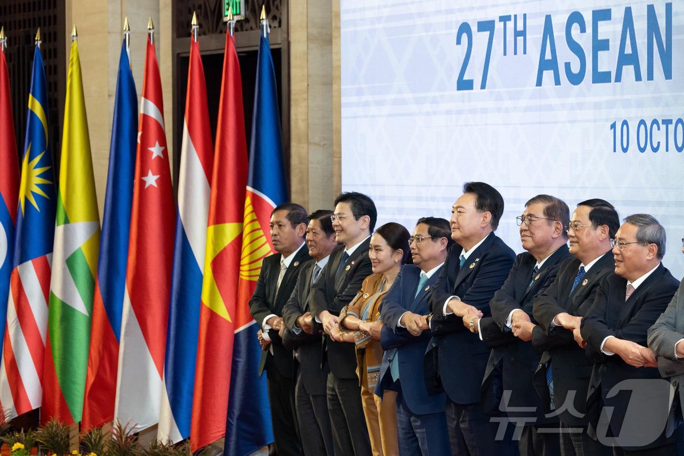 본문 이미지 - 윤석열 대통령이 지난 10월 10일(현지시간) 라오스 비엔티안 국립컨벤션센터에서 열린 아세안+3(한중일) 정상회의에서 이시바 시게루 일본 총리, 리창 중국 총리, 손싸이 시판돈 라오스 총리 등 아세안 정상들과 기념 촬영을 하고 있다. (대통령실 제공) 2024.10.11/뉴스1 ⓒ News1 송원영 기자