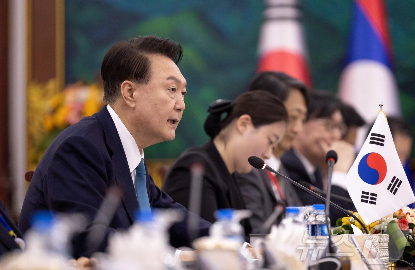 윤석열 대통령이 10일(현지시간) 라오스 비엔티안 주석궁에서 열린 통룬 시술릿 라오스 국가주석과의 한·라오스 확대회담에서 발언하고 있다. (대통령실 홈페이지) 2024.10.11/뉴스1 ⓒ News1 송원영 기자