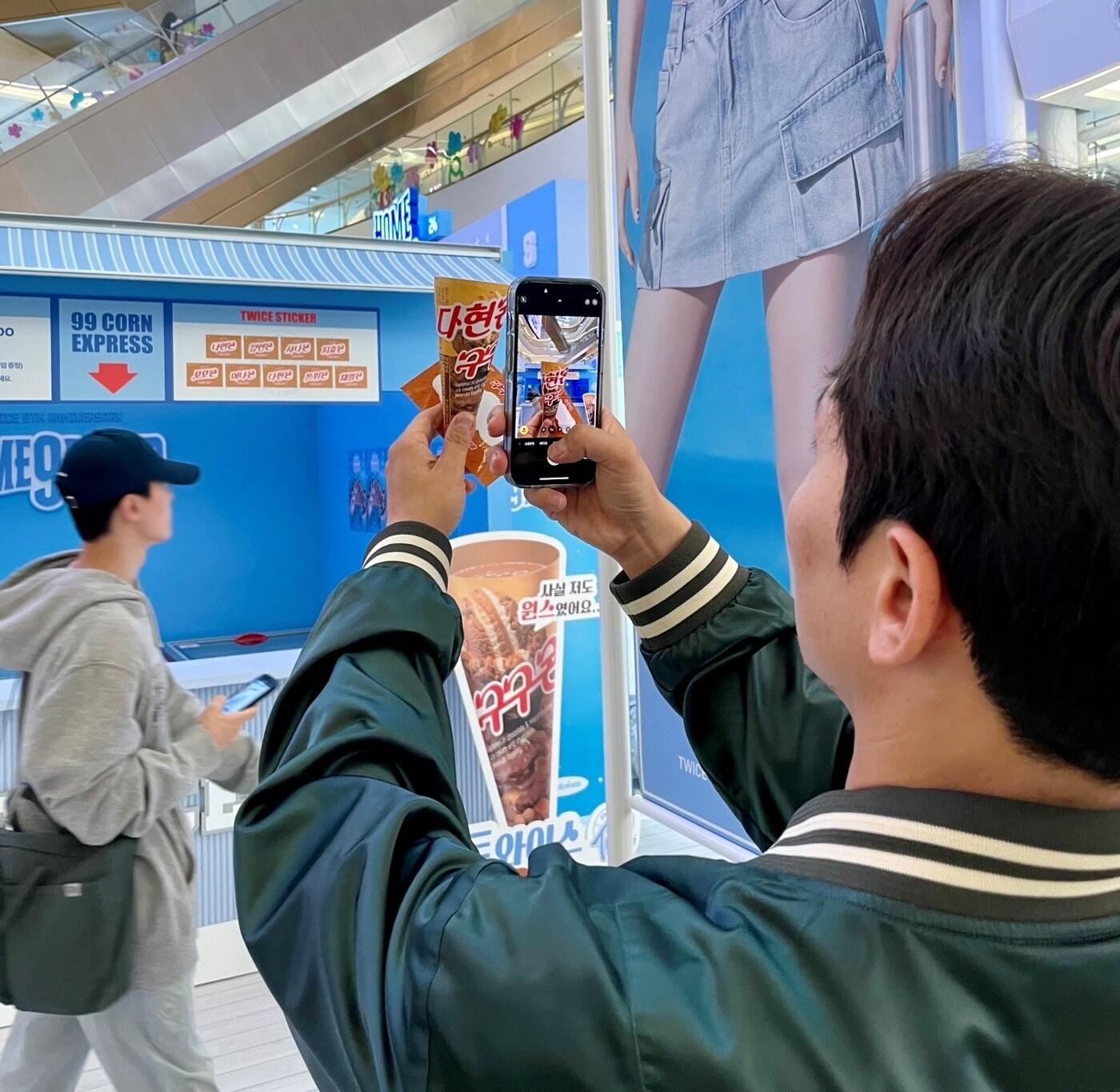 본문 이미지 - 롯데웰푸드는 대표 콘 아이스크림인 '구구콘'과 걸그룹 '트와이스'의 컬레버레이션을 진행한다고 11일 밝혔다.(롯데웰푸드 제공)