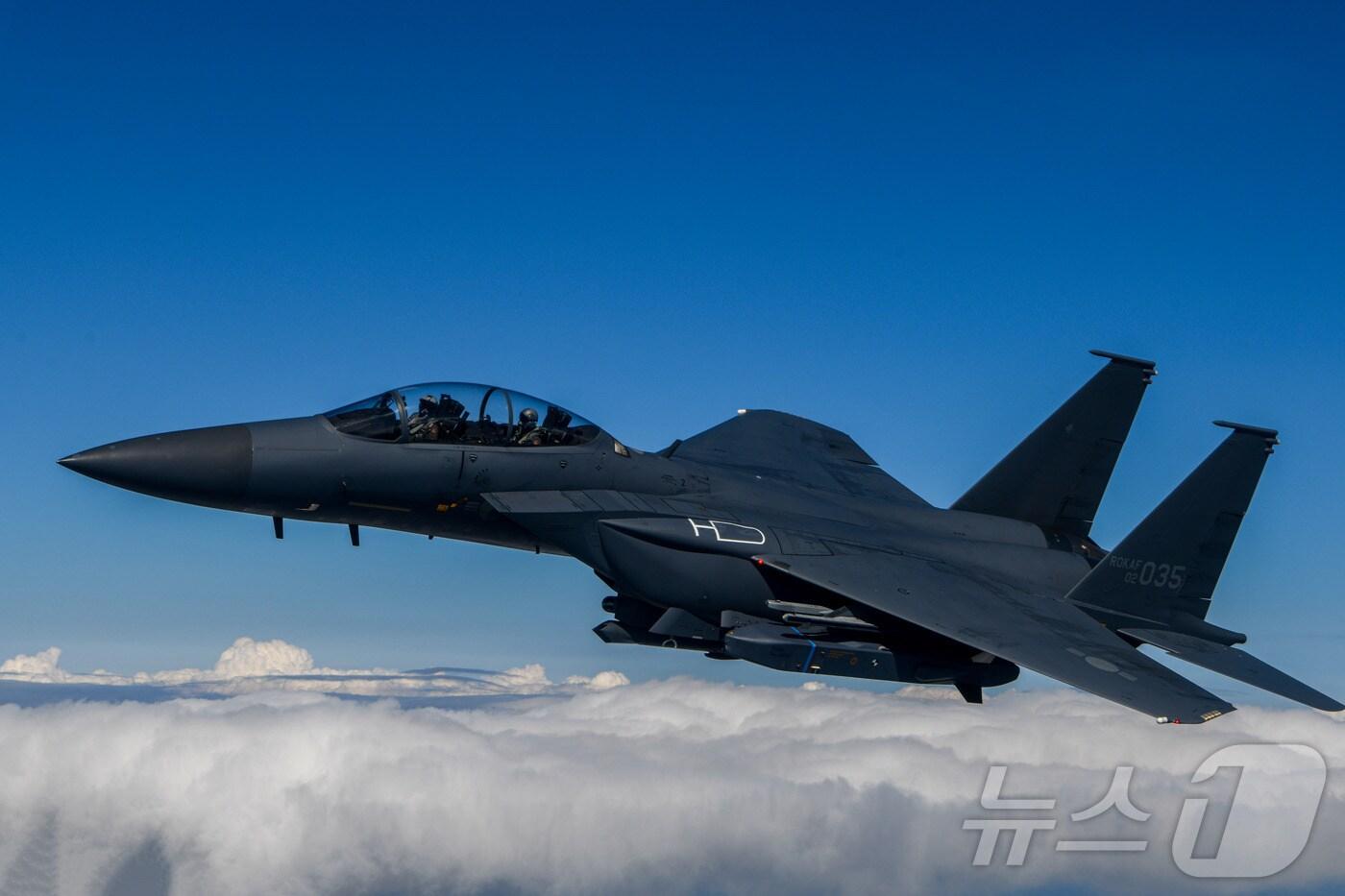 10일 서해상에서 장거리 공대지미사일 '타우러스(TAURUS)'를 장착하고 임무공역으로 비행하고 있는 F-15K 전투기. 2024.10.10. (공군 제공)