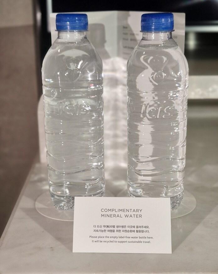 본문 이미지 - 롯데호텔 무라벨 생수 수거 안내문. (롯데호텔앤리조트 제공) 