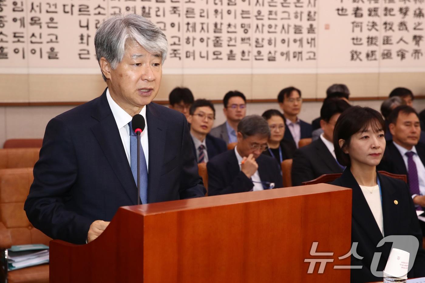 본문 이미지 - 이종석 헌법재판소 소장이 11일 오전 서울 여의도 국회에서 열린 법제사법위원회 헌법재판소 사무처와 헌법재판연구원에 대한 국정감사에서 인사말을 하고 있다. 2024.10.11/뉴스1 ⓒ News1 이광호 기자