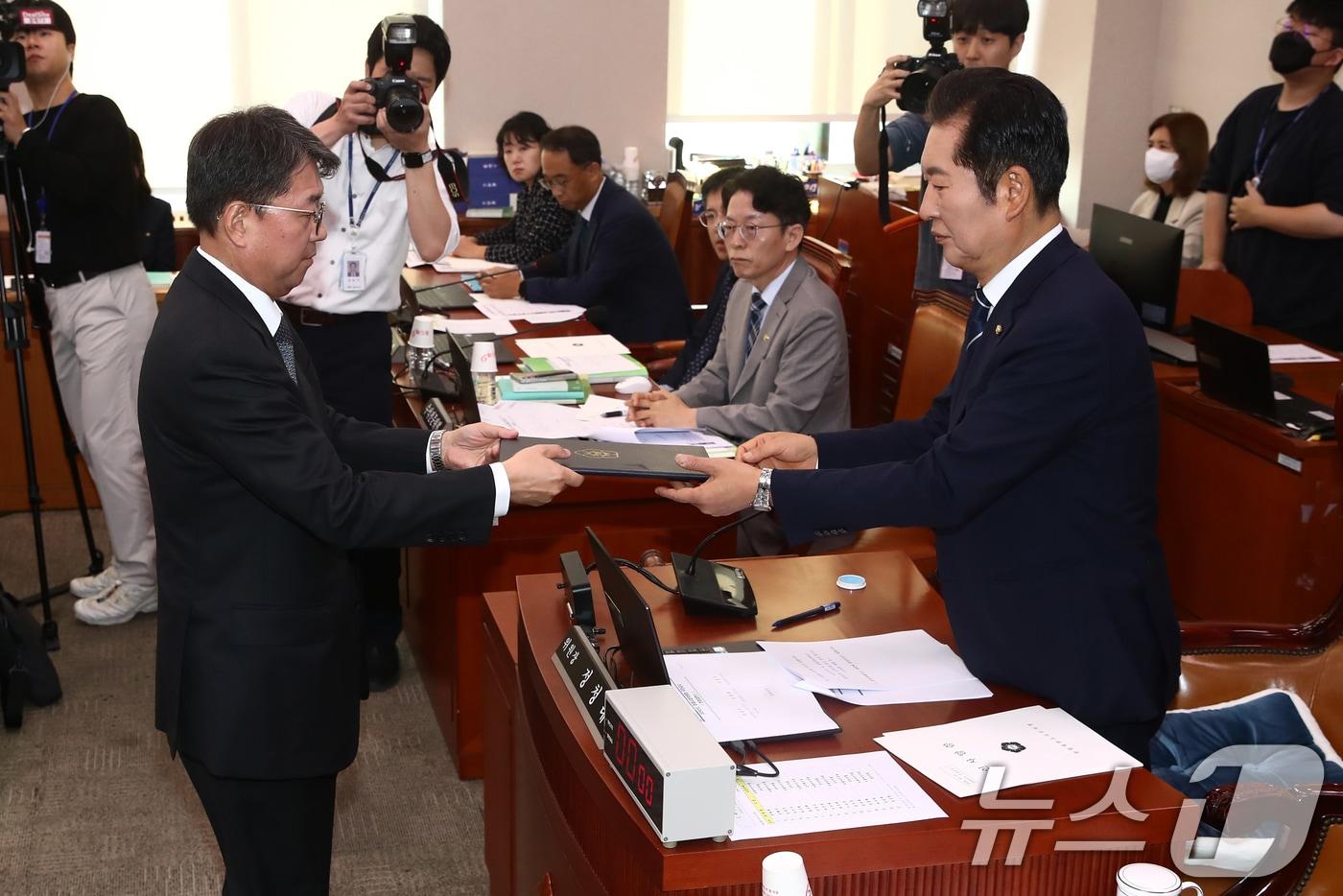 본문 이미지 - 김정원 헌법재판소 사무처장이 11일 오전 서울 여의도 국회에서 열린 법제사법위원회 헌법재판소 사무처와 헌법재판연구원에 대한 국정감사에서 정청래 위원장에게 선서문을 전달하고 있다. 2024.10.11/뉴스1 ⓒ News1 이광호 기자