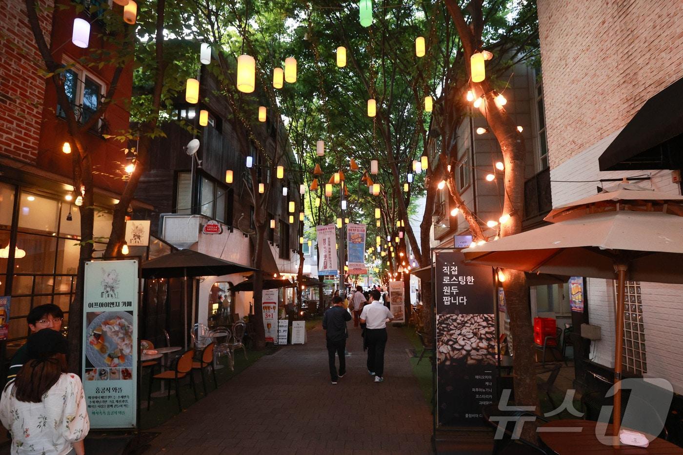 본문 이미지 - 용인시 골목형상점가 1호로 지정된 기흥구 보정동 보카 상점가(보정동 카페거리) 전경.(용인시 제공)