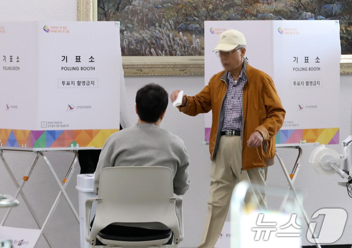 본문 이미지 - 10·16 재보궐선거 사전투표 첫날인 11일 오전 부산 금정구청 강당에 마련된 사전투표소에서 유권자들이 투표를 하고 있다. 2024.10.11/뉴스1 ⓒ News1 윤일지 기자