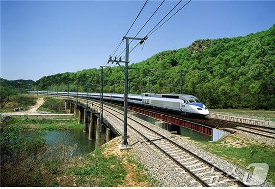 본문 이미지 - 한국철도공사(코레일) 소속 기관사들의 징계 사유 2위가 최근 2년 반 동안 휴대전화 사용인 것으로 드러났다. 자료사진/뉴스1  